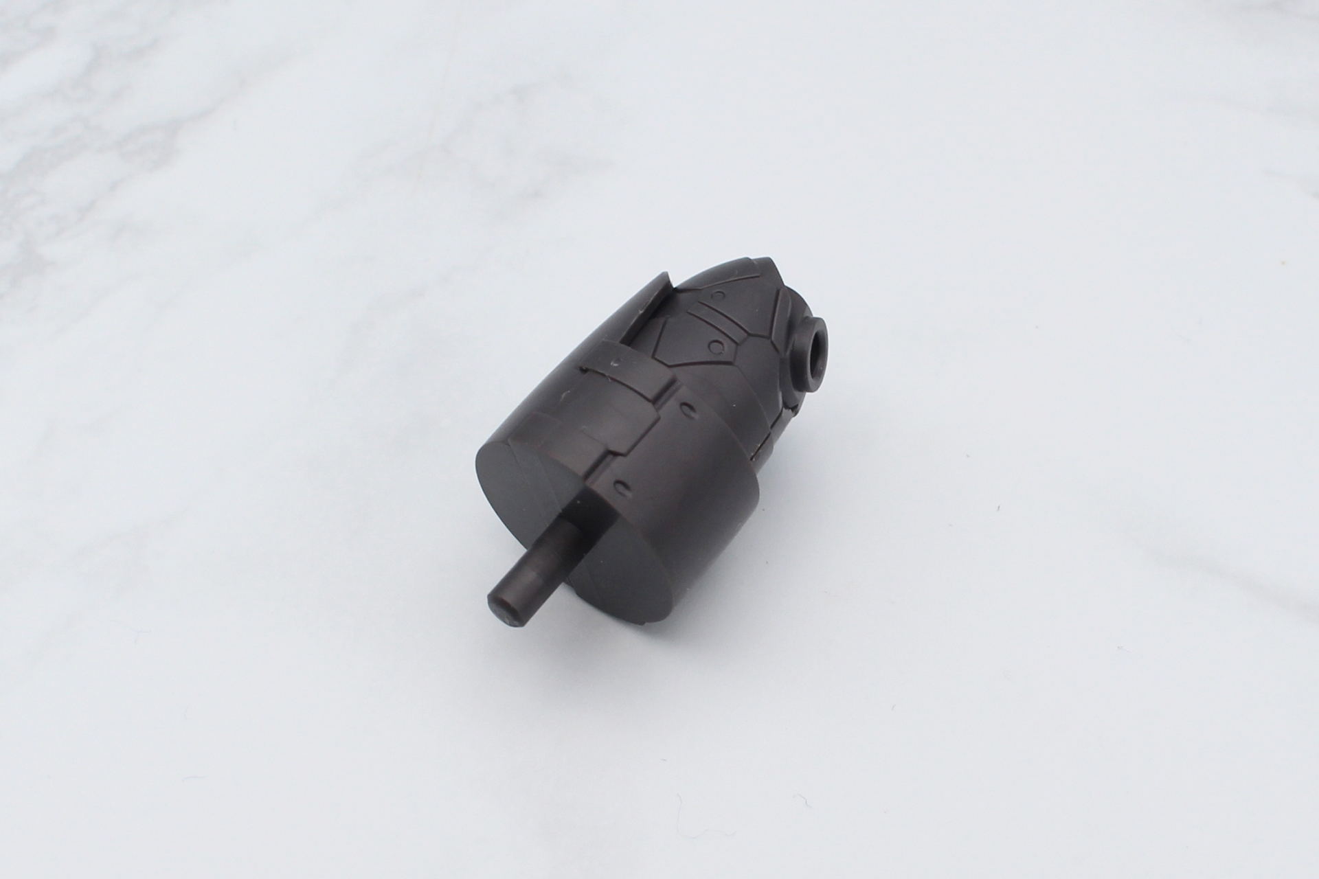 脚の組み立て。付け根と太ももはロールで可動