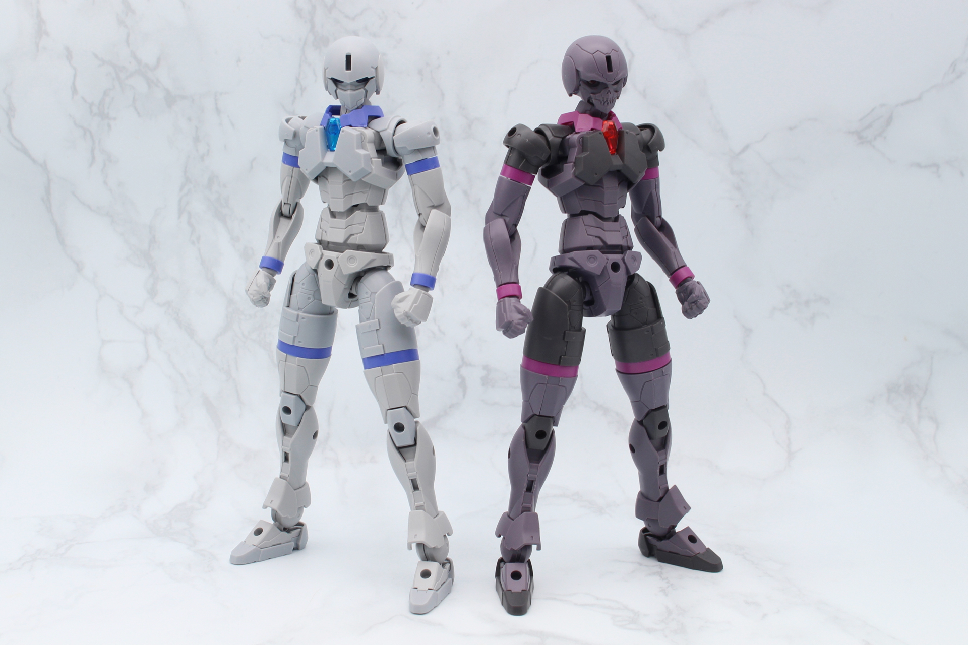 リーベルナイトのシルエット（左）との比較。顔と色以外は基本的に同じ構造だ