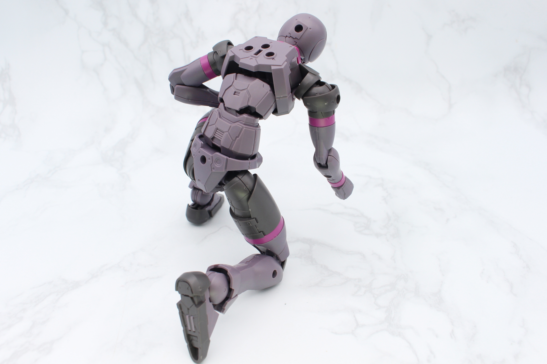 胴体には3か所の関節があるのでかがんだりひねったりすることも可能