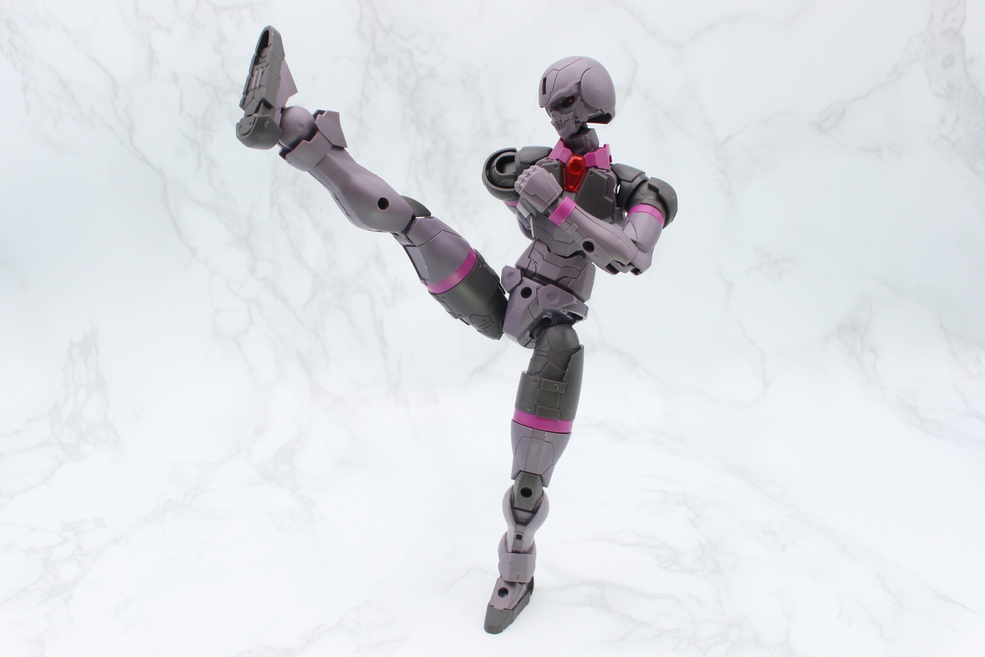 全身の可動によりバランスが取りやすいので、台座なしでこんなポーズも取れる