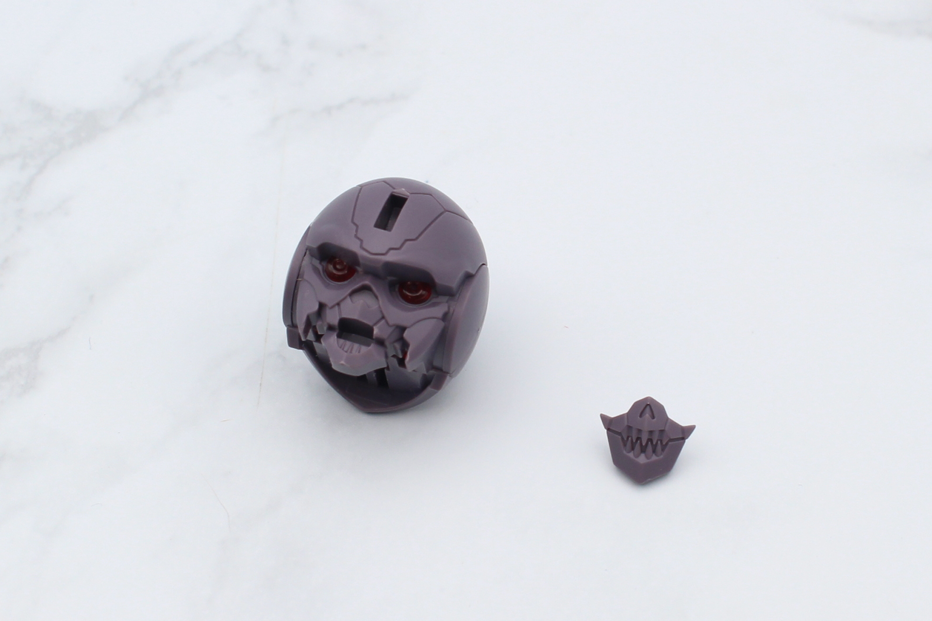 マスクを取り外して、頭部の飾りを取り付ける