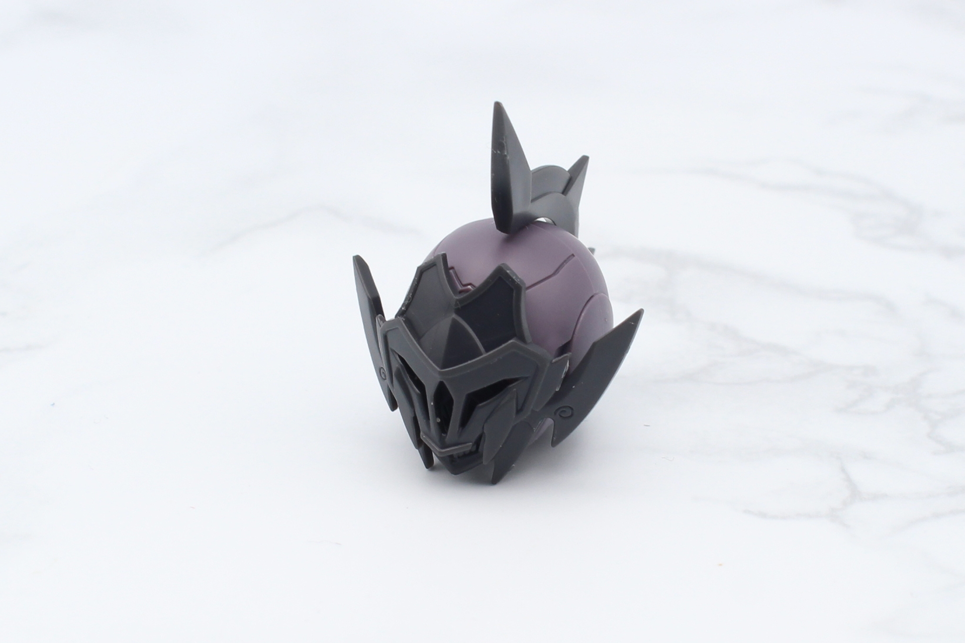 マスクを取り外して、頭部の飾りを取り付ける