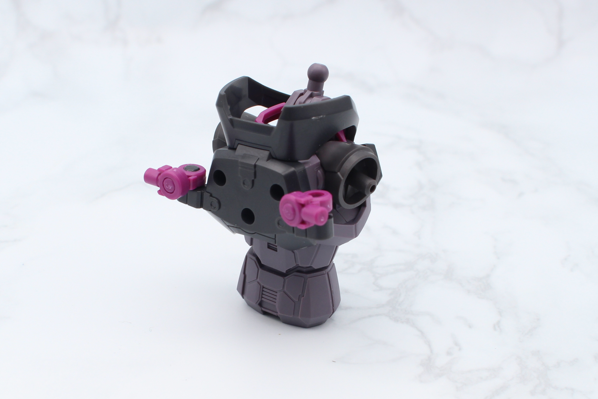 背中に肩アーマー用のハーネスとジョイントを取り付ける