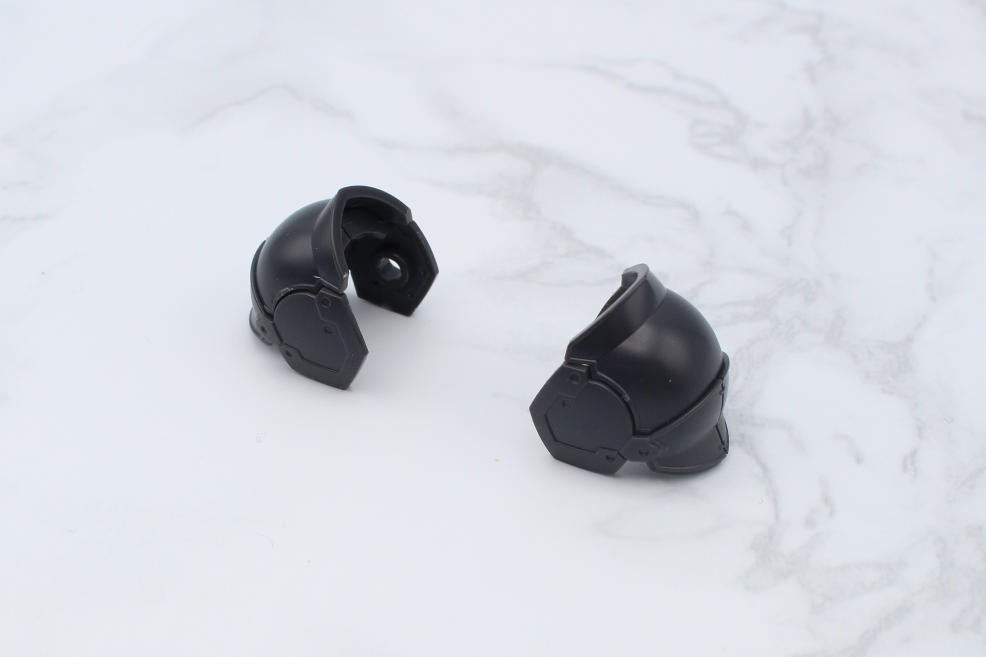 肩のアーマーを組み立てる