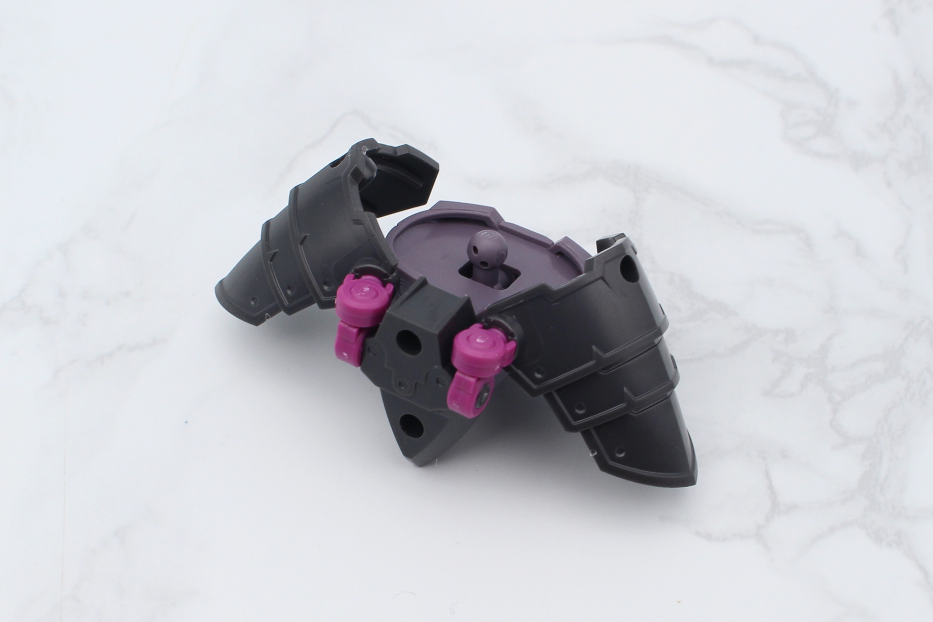 アーマーをハーネスとともに腰に取り付ける