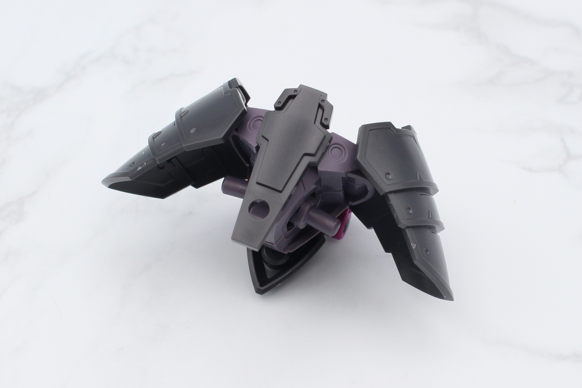 腰の前側に装甲を取り付ける