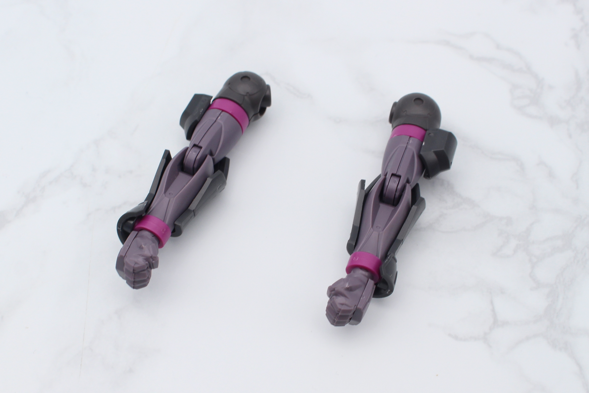 上腕、前腕、手首に装甲を取り付け