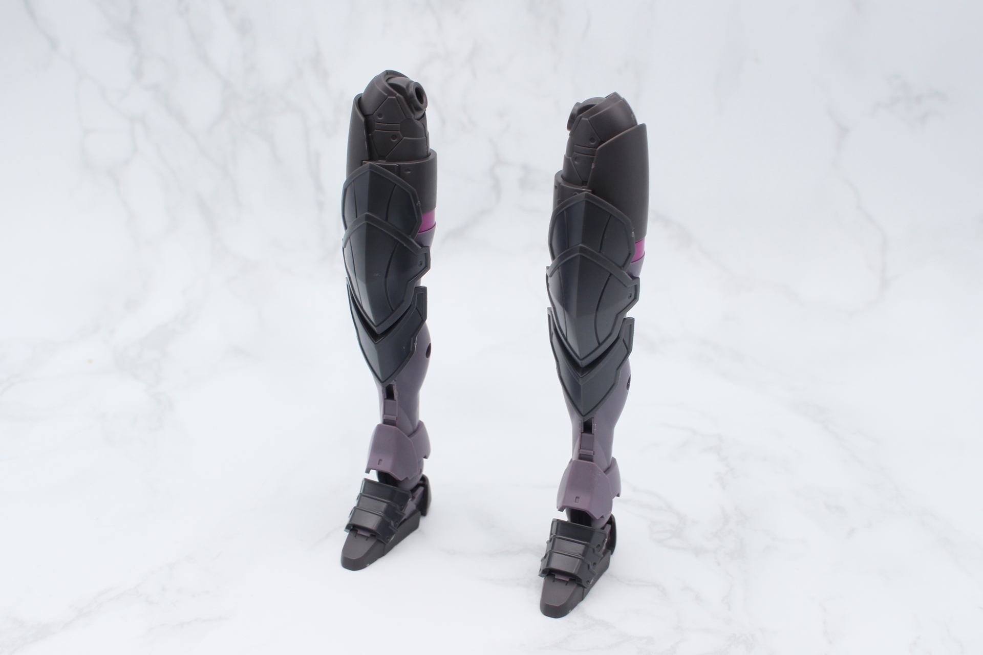 太もも、スネに装甲を取り付ける