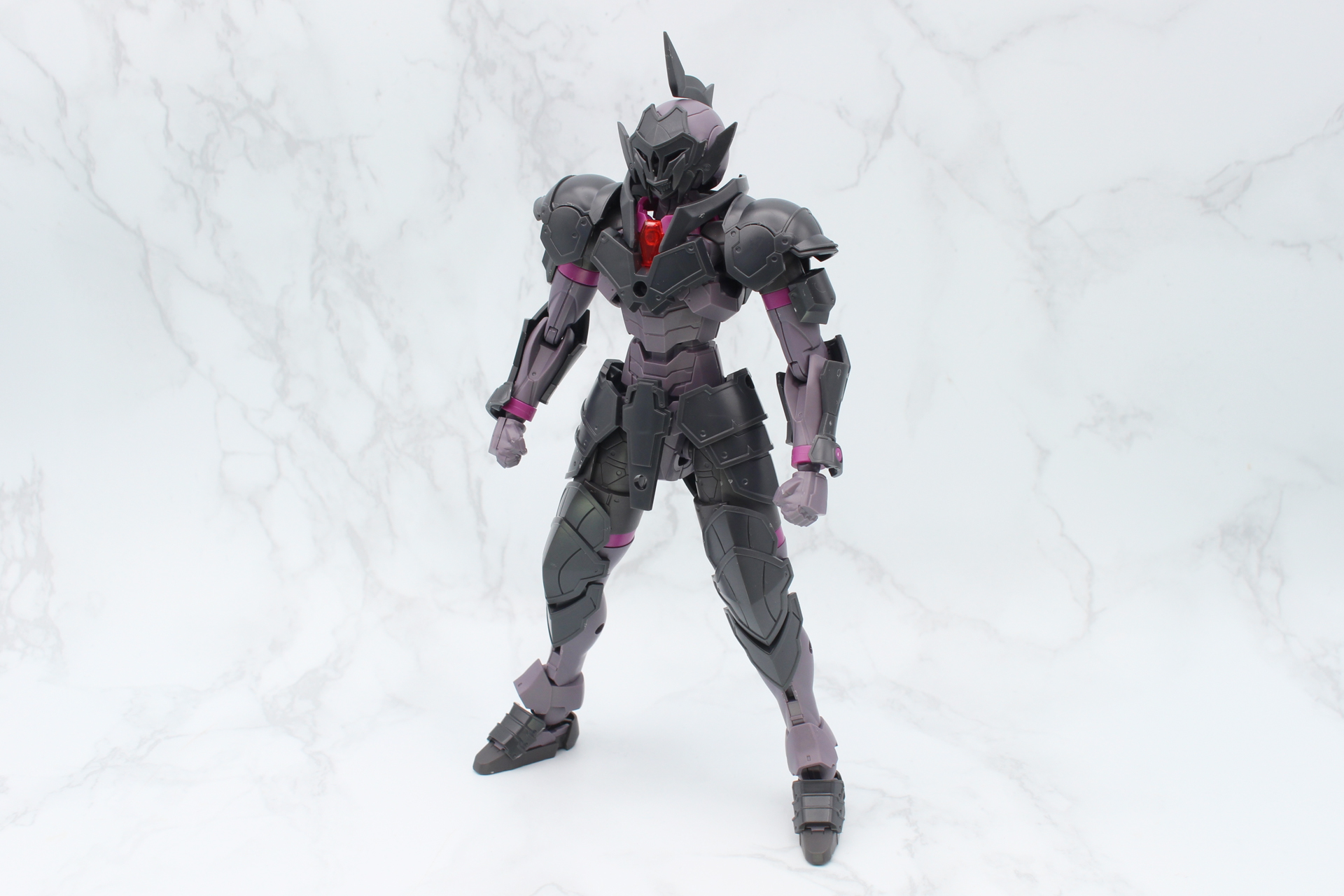 肩のアーマーを前方へ動かして肩に被せる