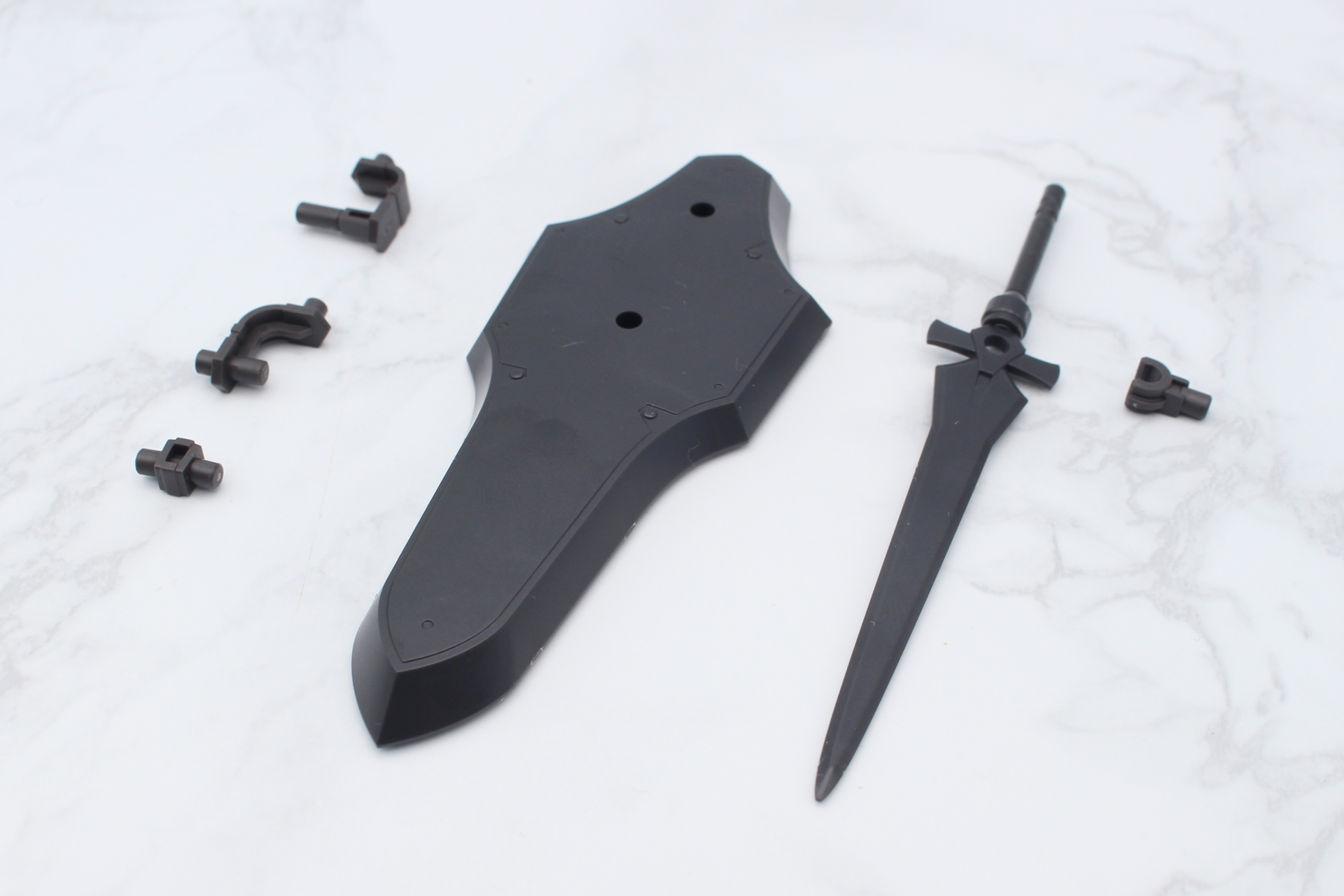 盾と剣。それぞれを背中に取り付けるジョイントも付属