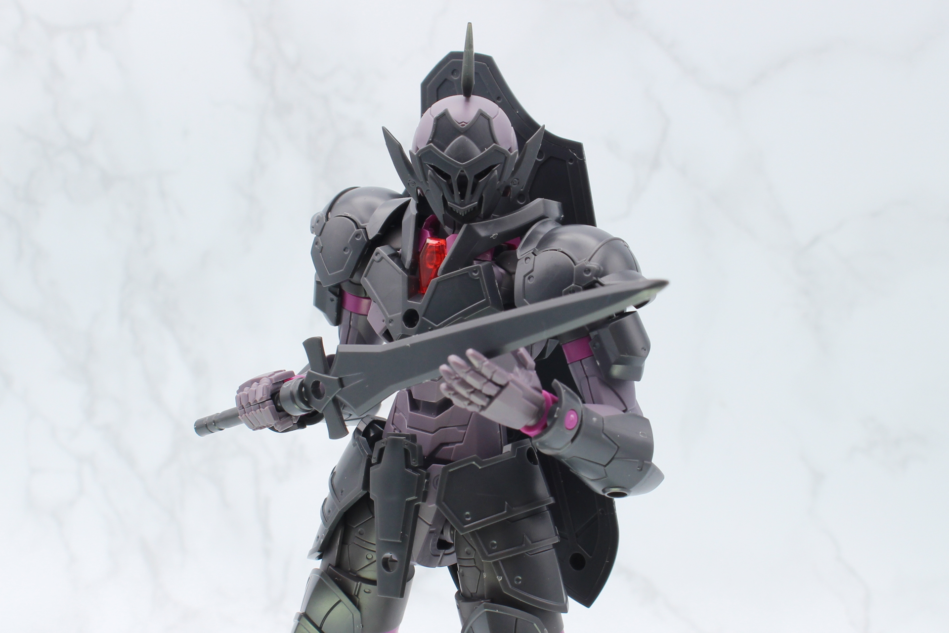 マスクには表情のようなスリットが入っている