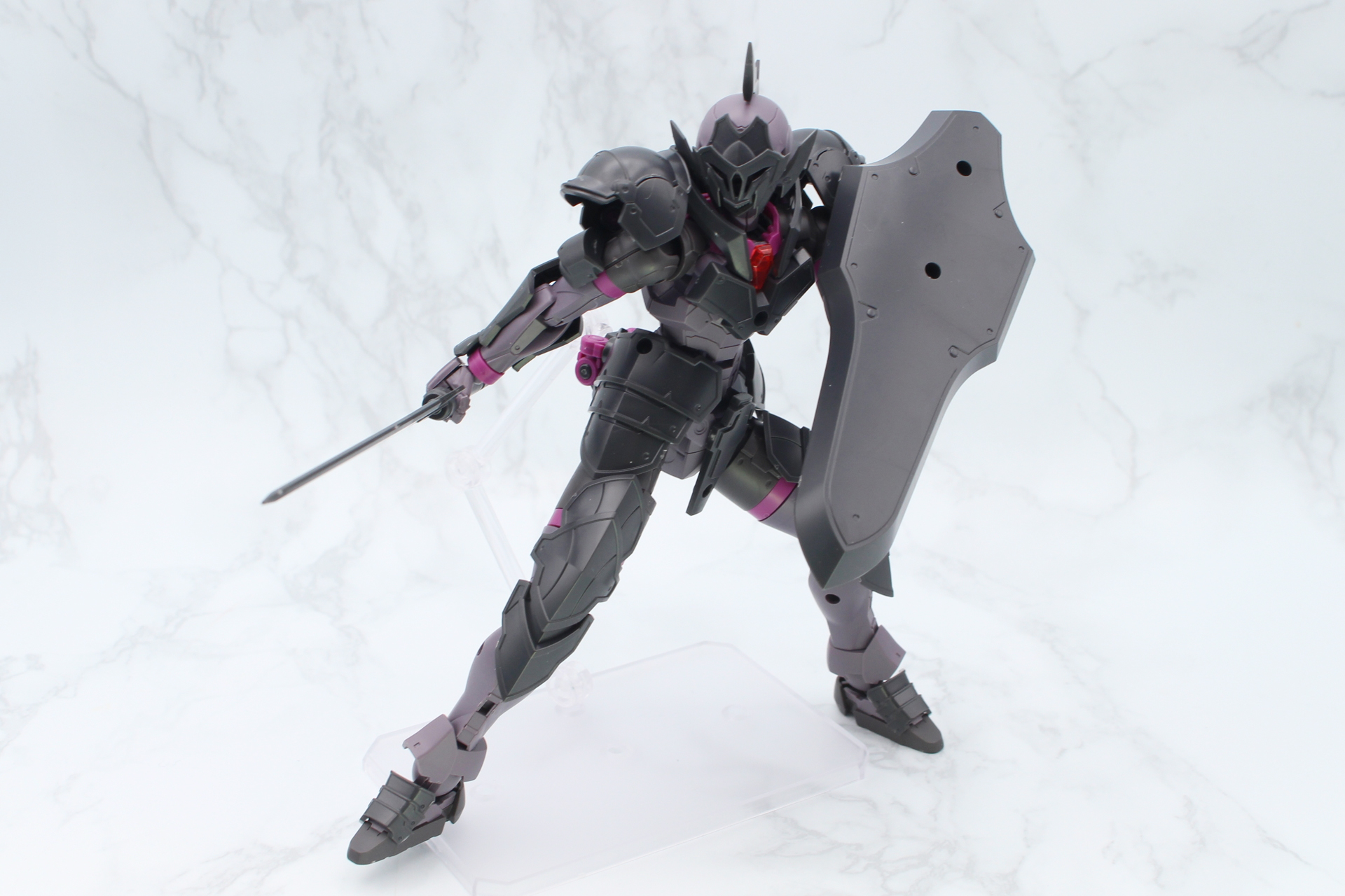 アーマー装着により、範囲は多少制限されるものの、剣と盾を持ったポーズはしっかり決まる。別売りの「アクションベース6［クリアカラー］」を使用すると安定する