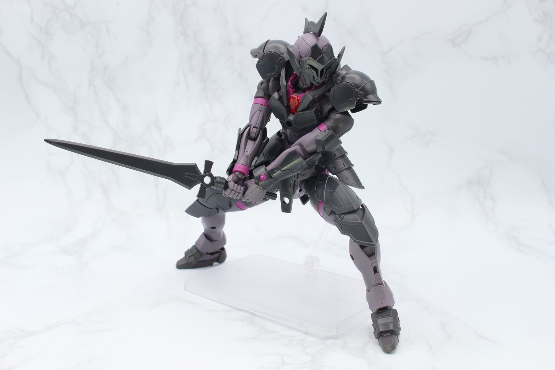 アーマー装着により、範囲は多少制限されるものの、剣と盾を持ったポーズはしっかり決まる。別売りの「アクションベース6［クリアカラー］」を使用すると安定する