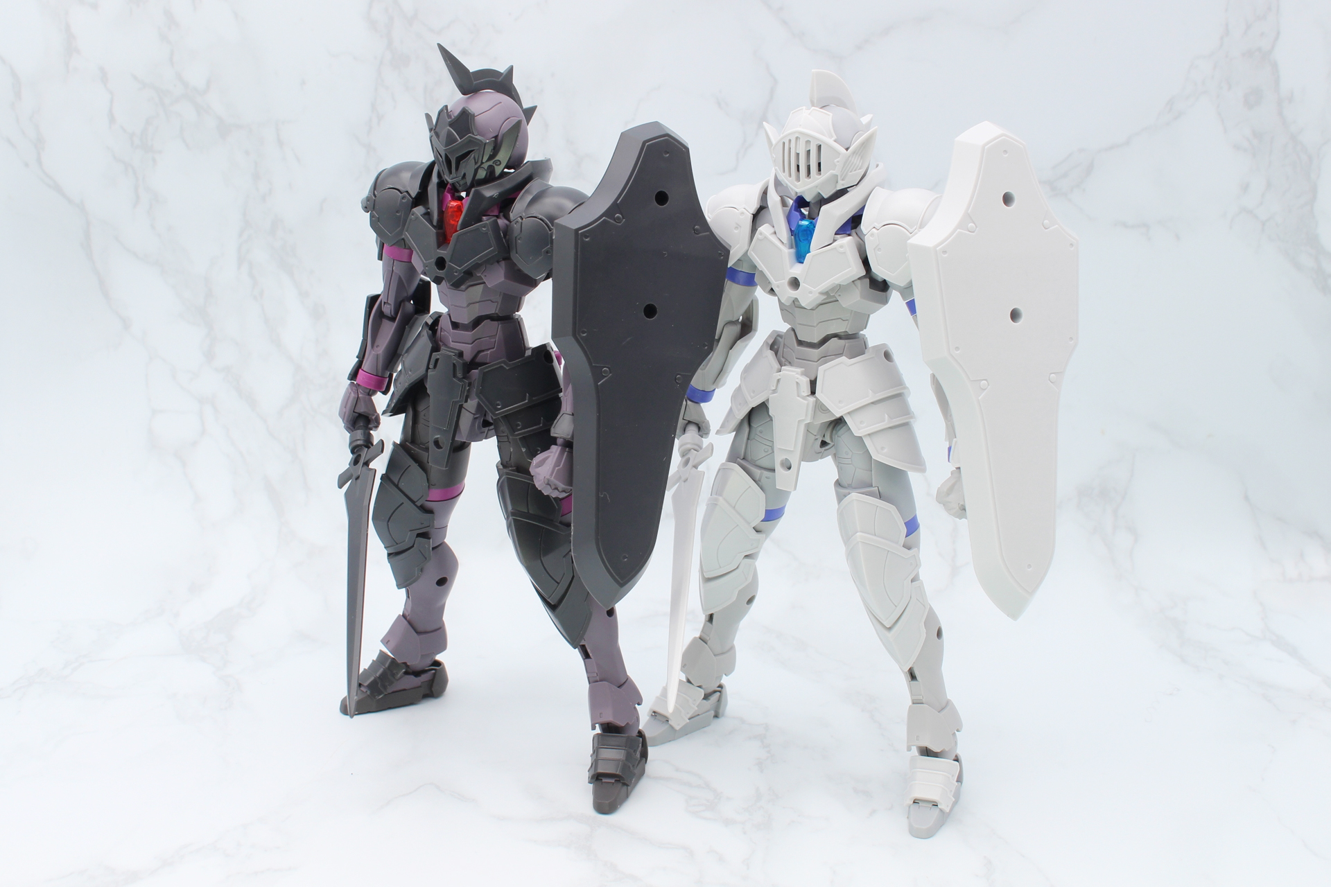 リーベルナイト（右）との比較。違うのは色とマスクのみ。両者のパーツをミキシングしてみるのも面白そうだ