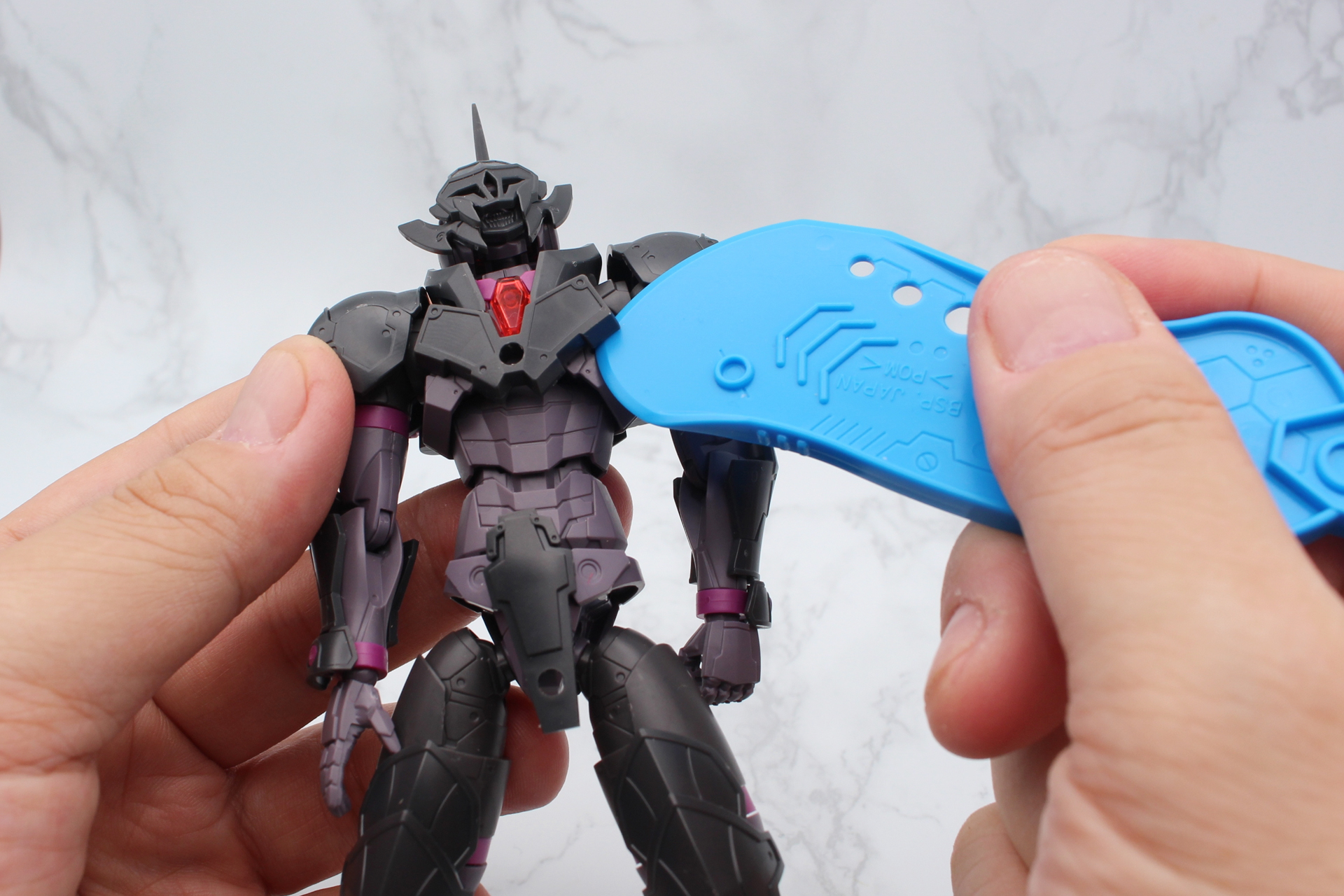 30MFは全体的にパーツのはまり具合が固めなので、パーツ交換は「パーツセパレーター」を使うとやりやすい