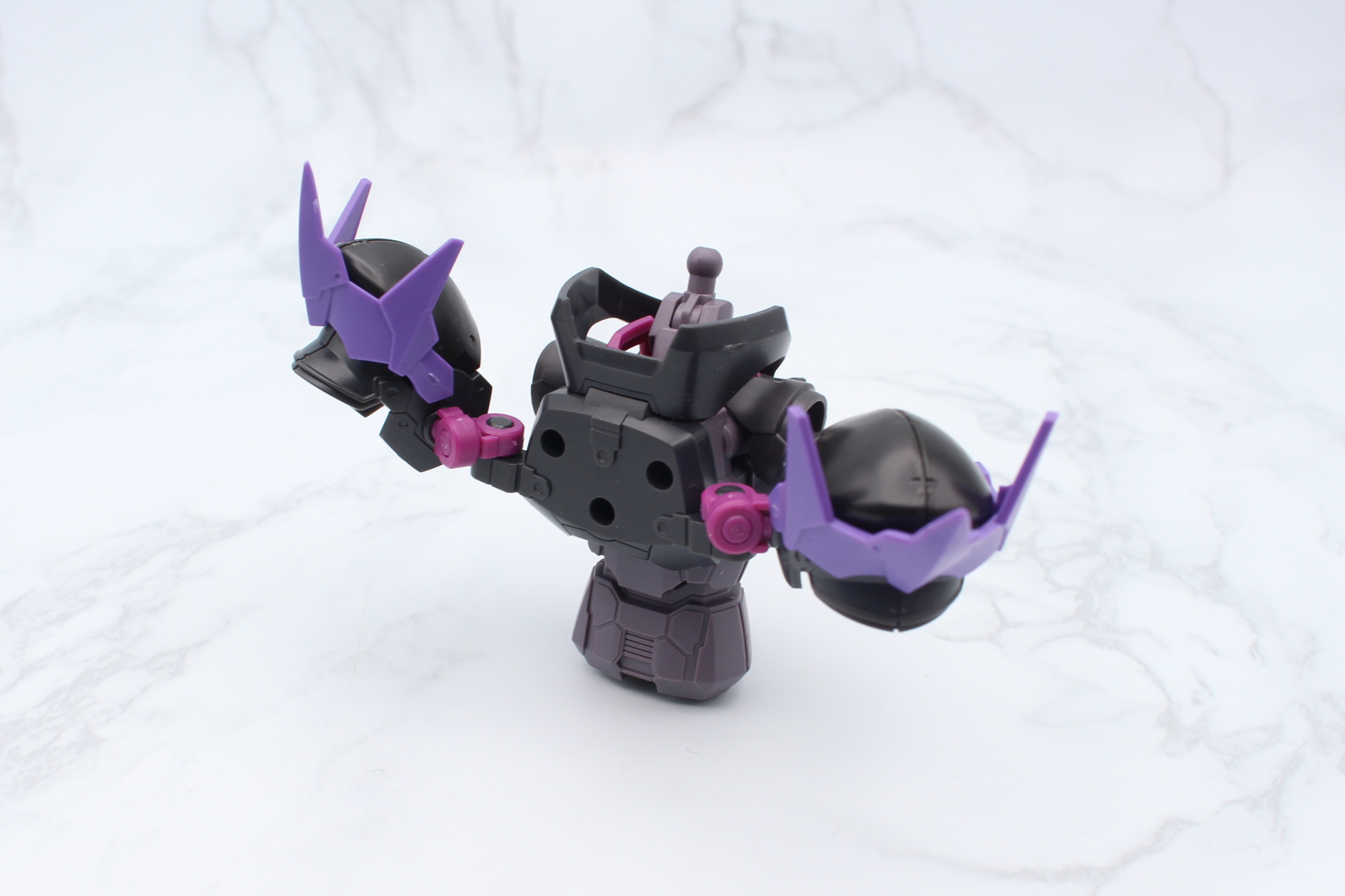 ローザンナイトの肩アーマーの上部を取り外し、そこに被せる形で取り付ける