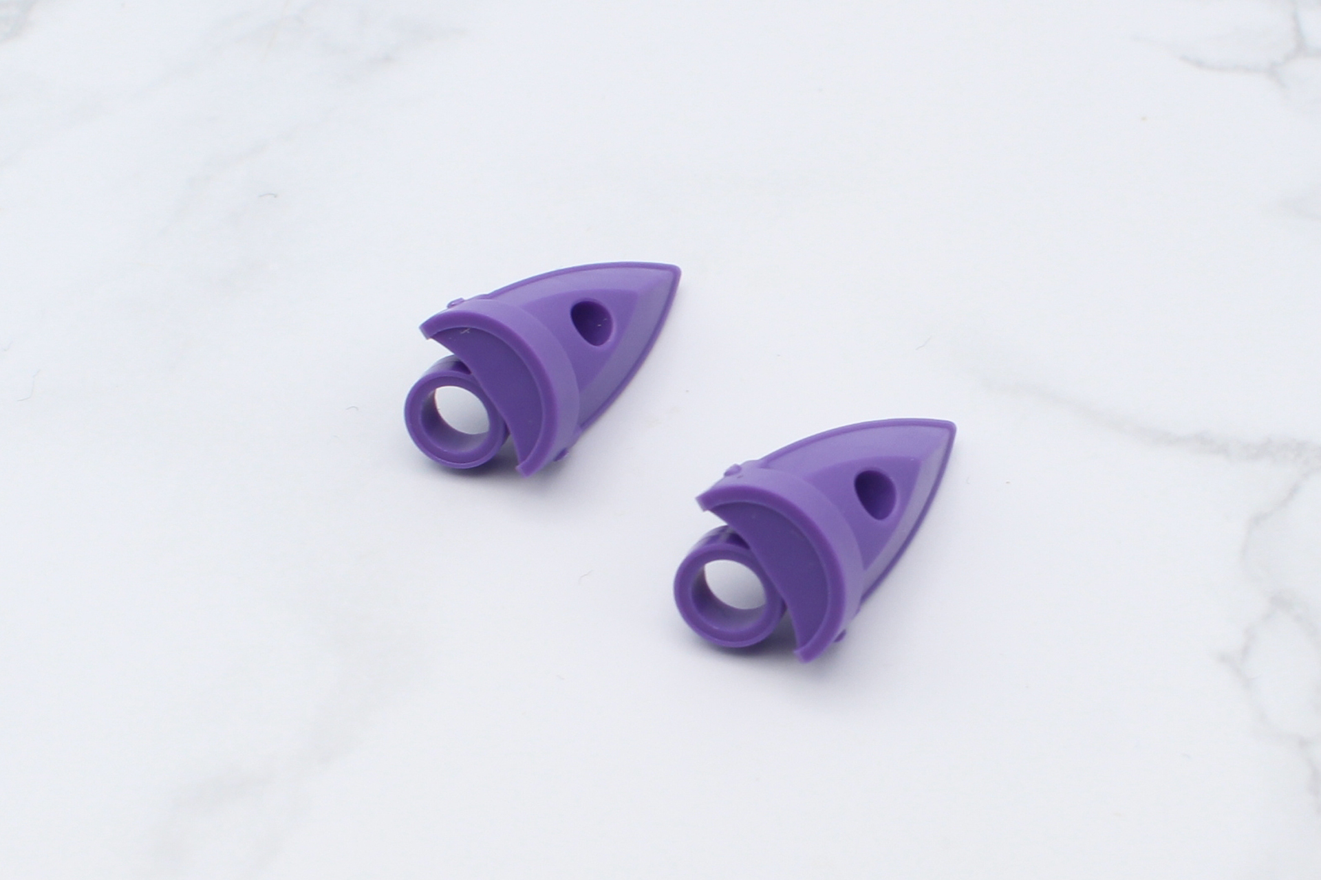 手首の装甲を組み立て。装甲パーツはゲートをカットする際に突起のモールドを切らないよう注意