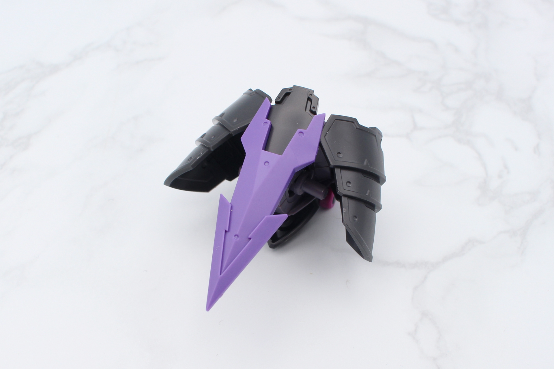 腰の前後に飾りを取り付ける