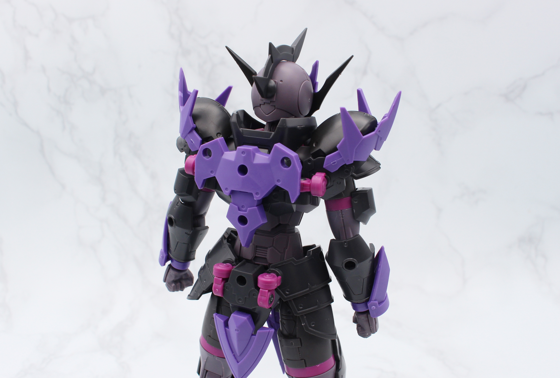 全身を組み立てて、背中に装甲を取り付ける