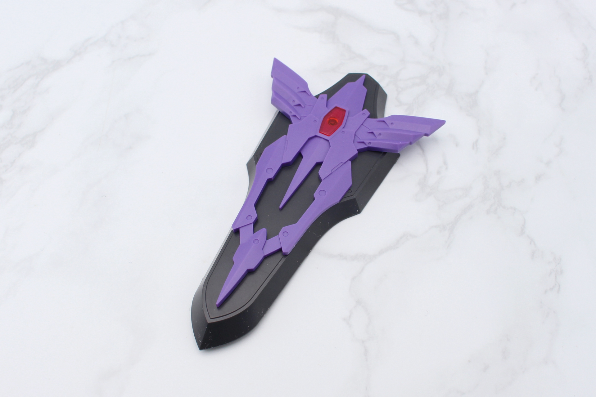 盾に飾りを取り付け