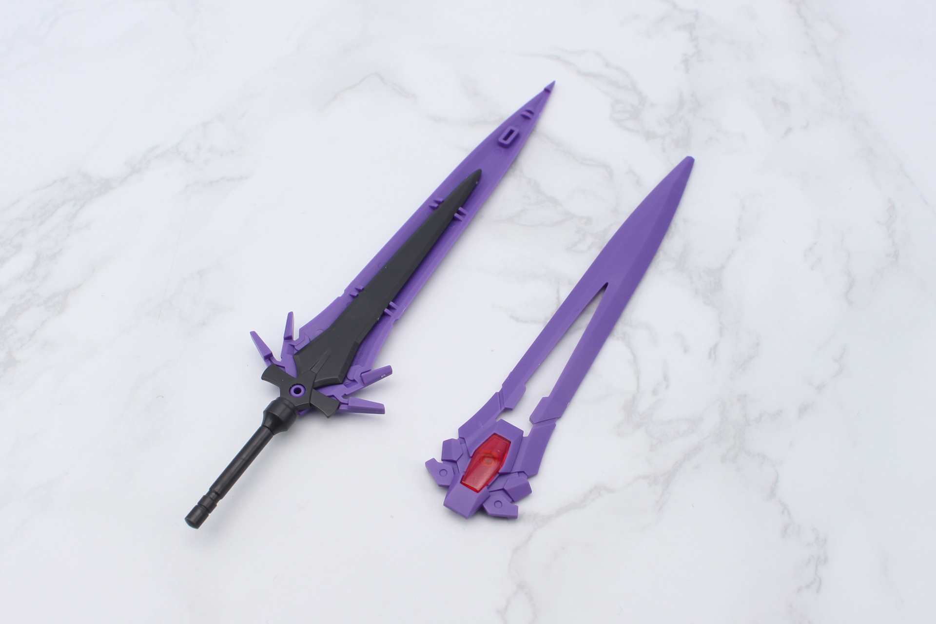 剣は飾りを被せるようにして組み立てる