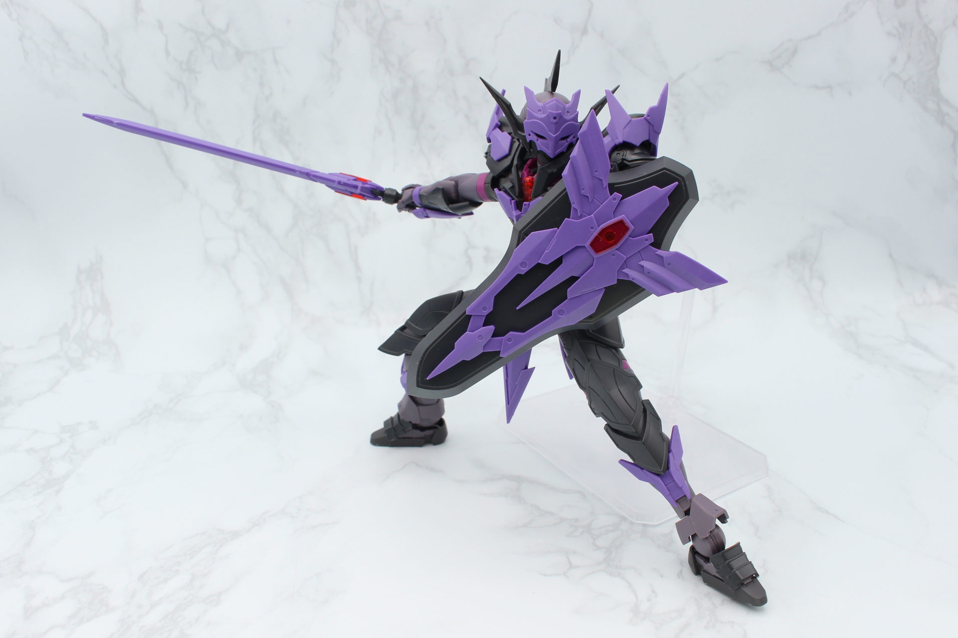 剣や盾にもエレメントコアが備わり、より映える姿となる