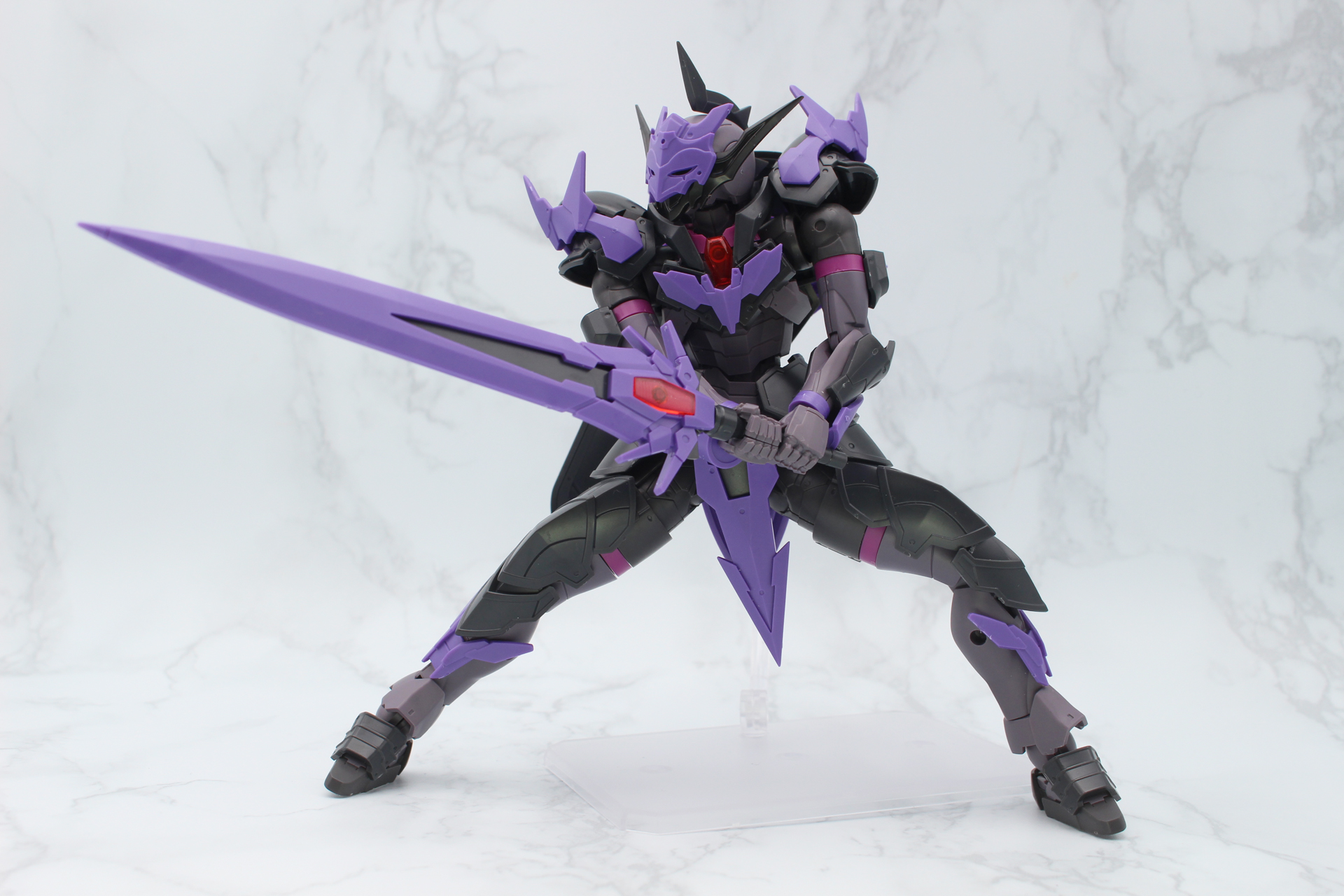 剣や盾にもエレメントコアが備わり、より映える姿となる