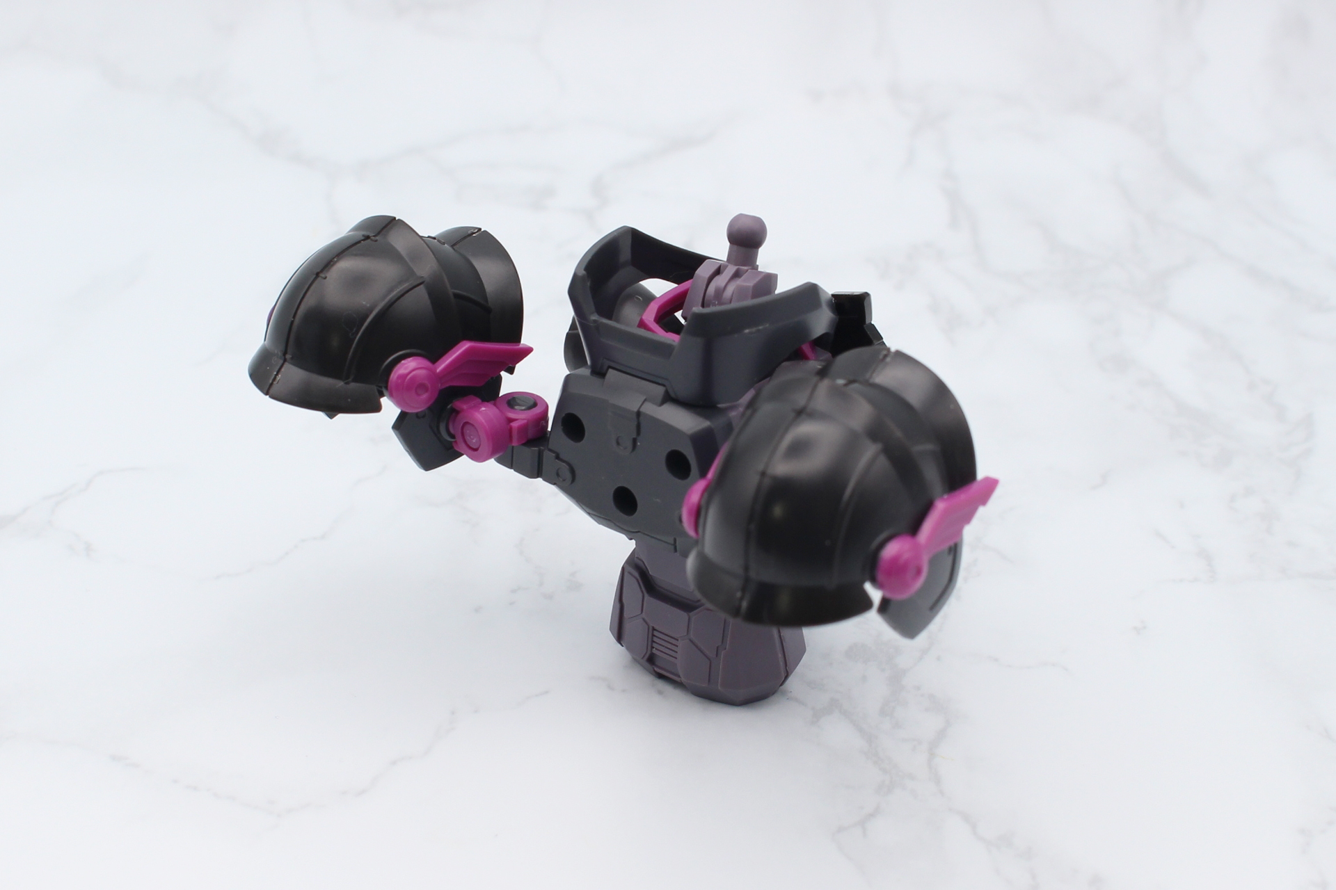 肩アーマーを組み立てて被せる