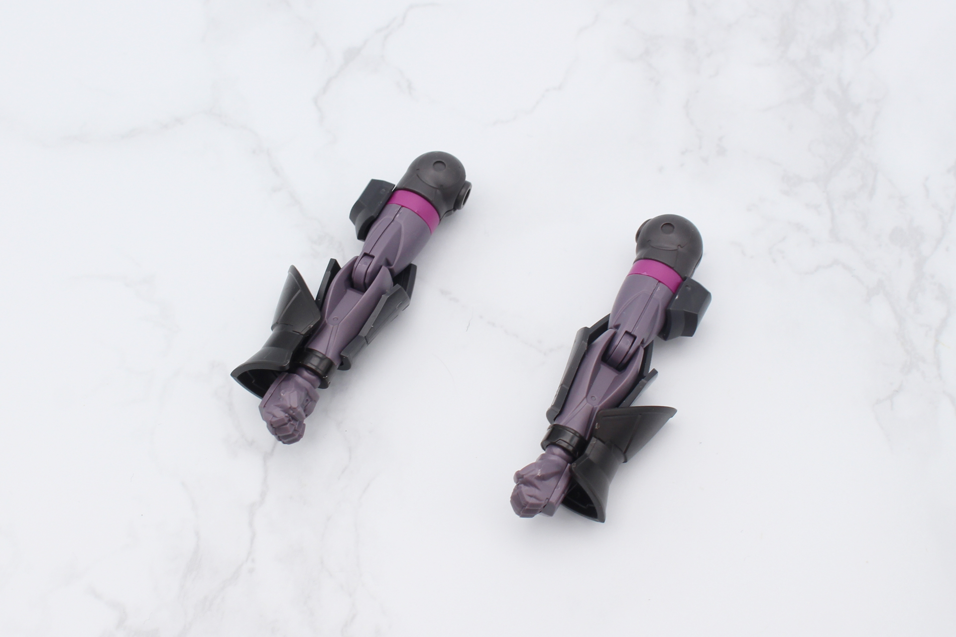 手首の装甲を組み立てて取り付ける