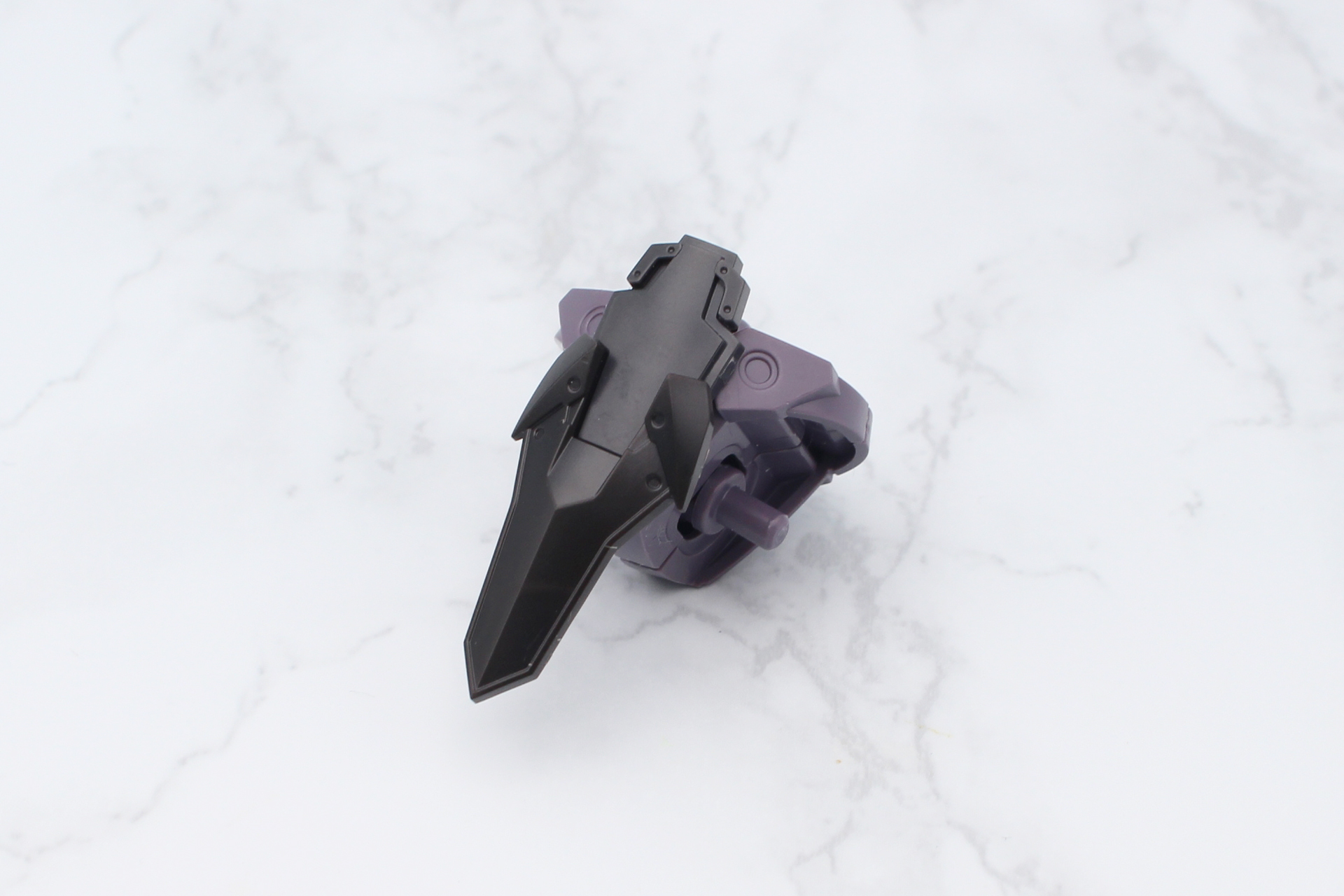 腰に装甲を取り付ける。こちらは前のみ