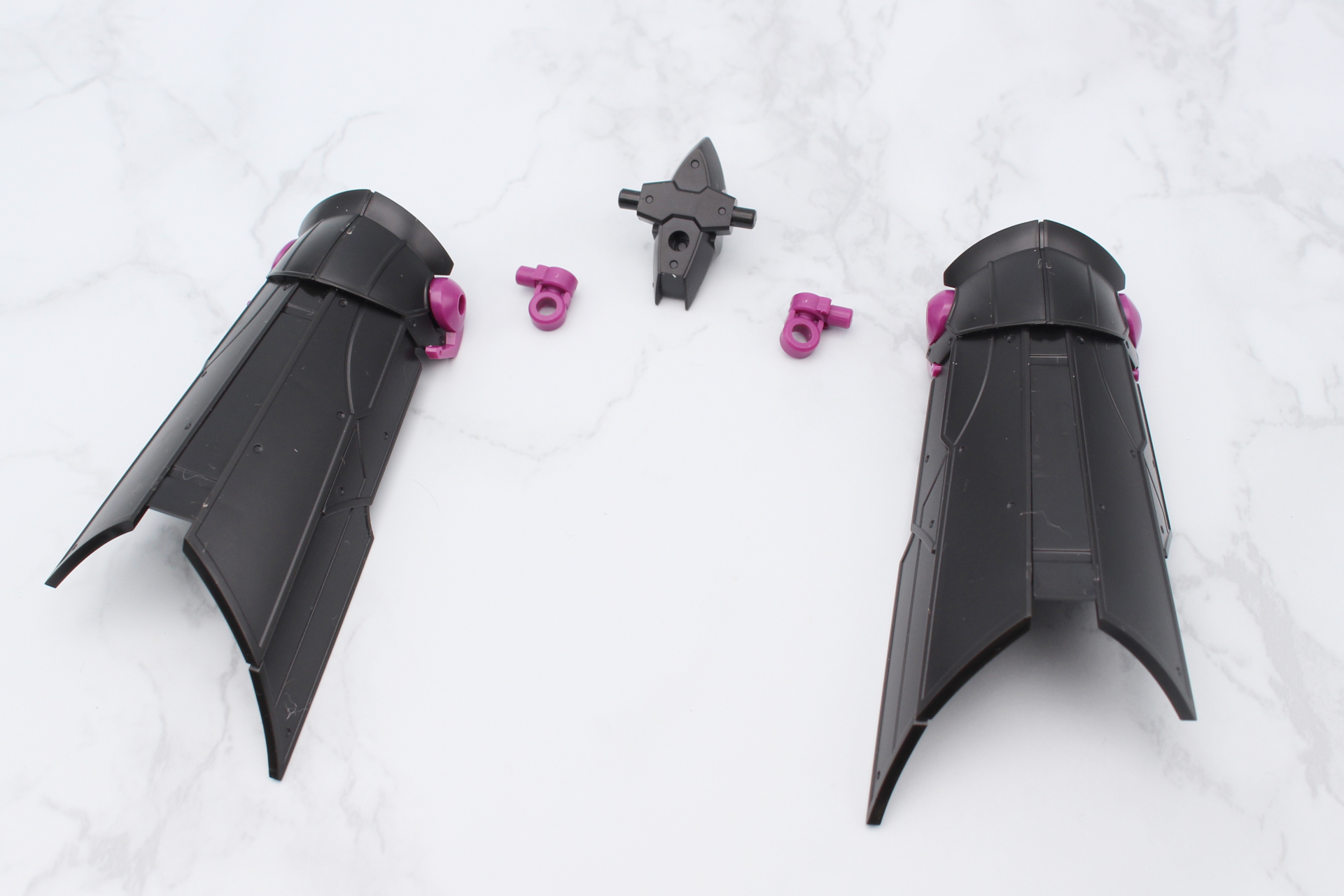 腰の装甲を組み立てて、ローザンナイトの装甲と交換。背中にも装甲を取り付ける