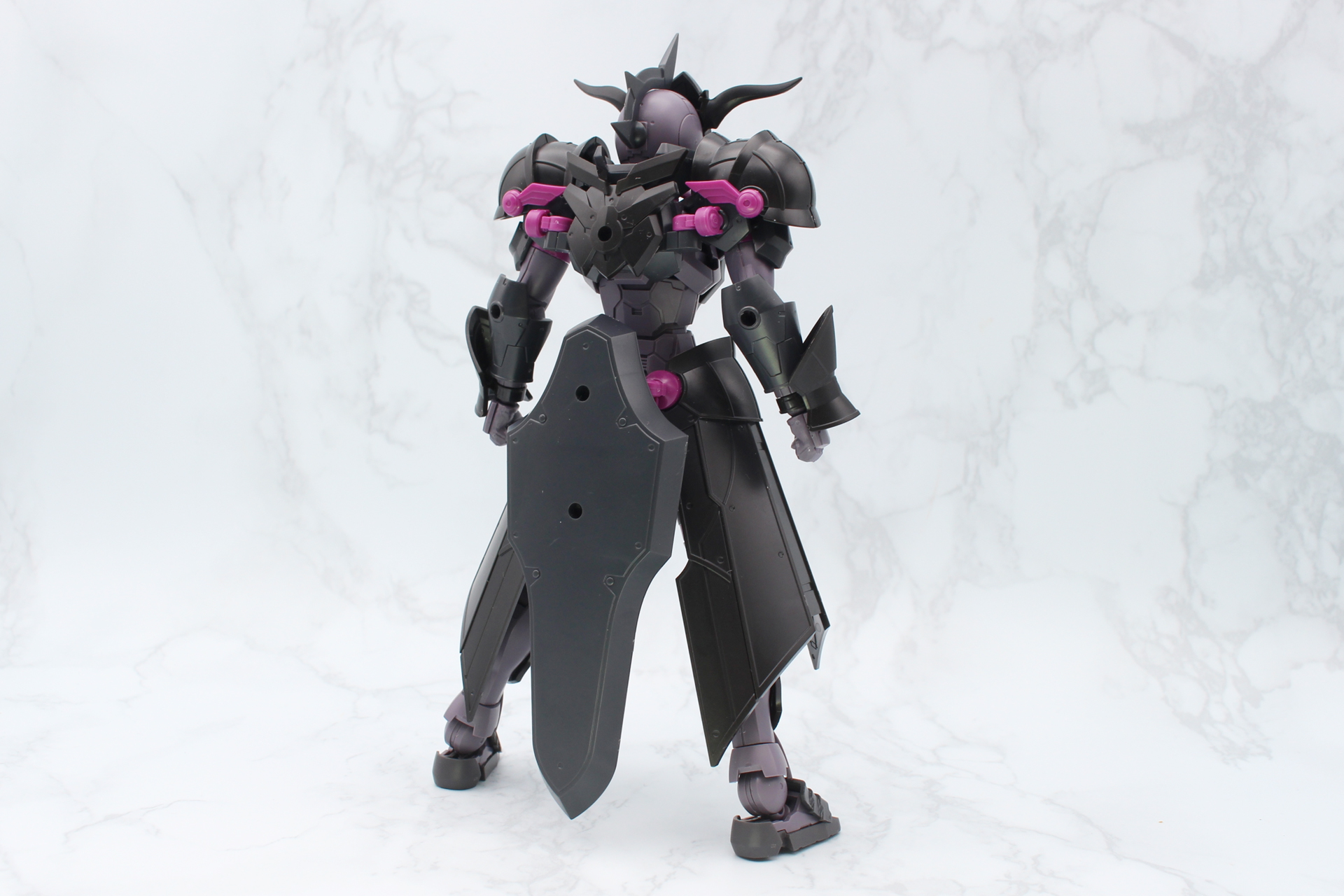 肩と腰の装甲を閉じて、ローザンナイトに付属するジョイントで盾を腰に取り付ける