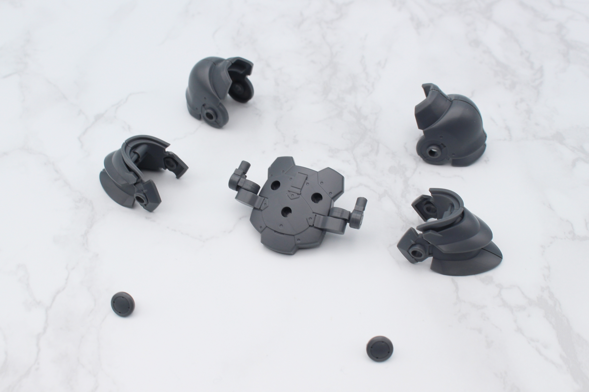 2種の肩アーマー。ハーネスはローザンナイトのものと同じく背中側に取り付ける