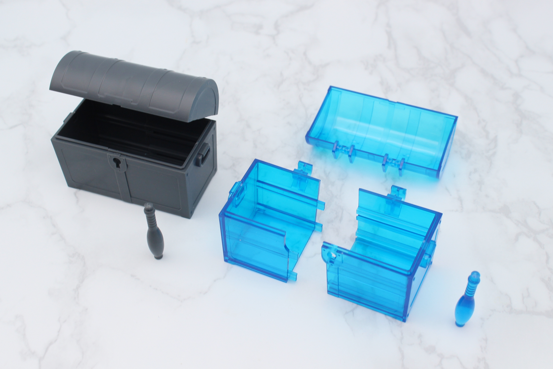 開閉ギミックのある宝箱とポーション瓶は色違いで2種ずつ付属