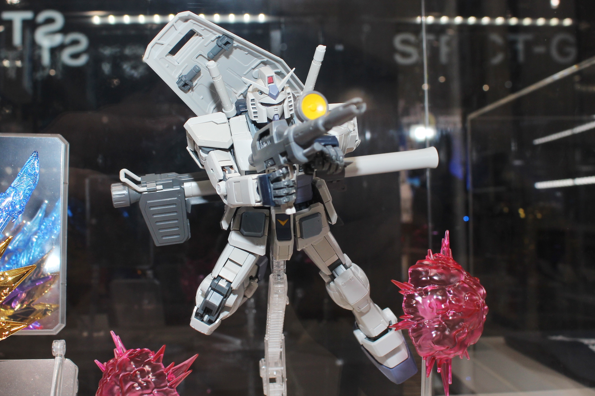 「MG 1/100 ガンダムべース限定 RX-78-3 G-3ガンダム Ver.3.0」。9月14日発売。価格は5,280円。ガンダムベース販売商品