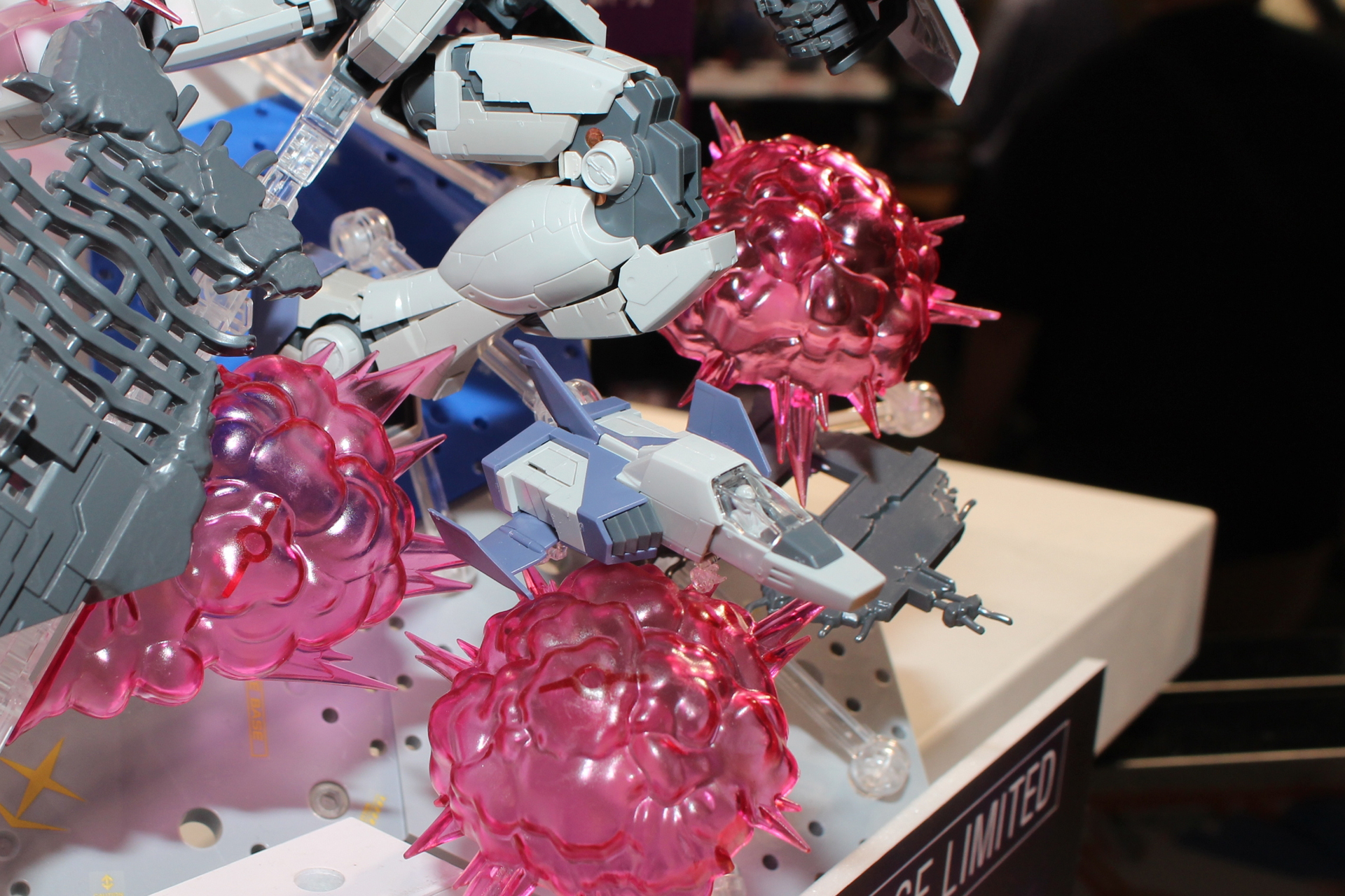 コア・ファイターは変形し、コア・ブロックとしてドッキングが可能