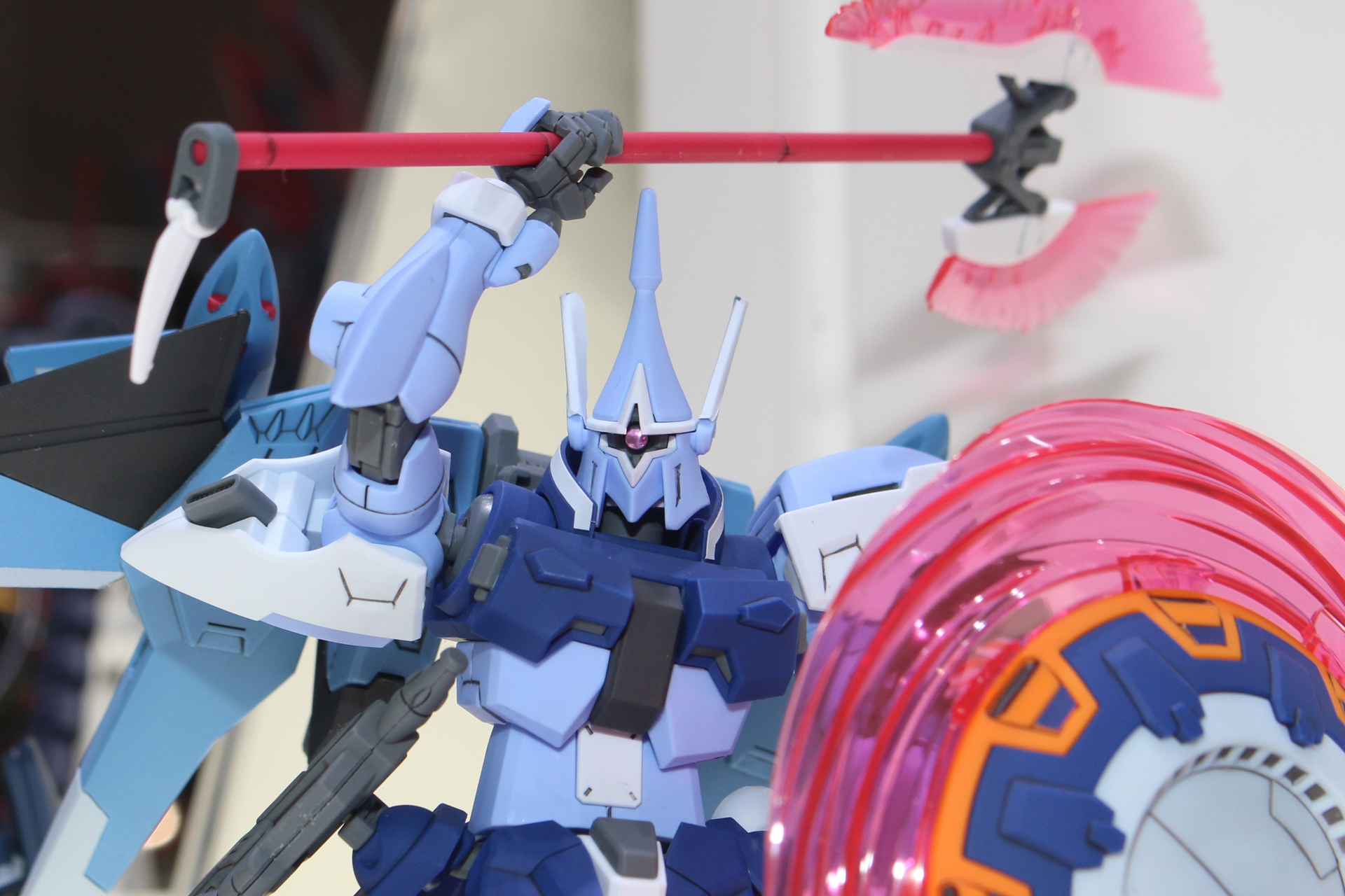 ギャンを思わせる十文字のモノアイレールが特徴