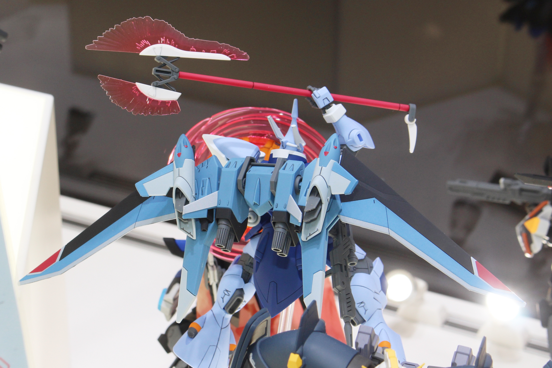 こちらは大気圏用のバックパックを装備。両翼にはミサイルランチャーが備わる