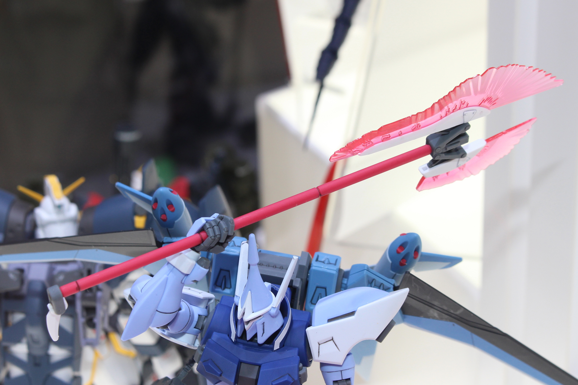 肩のジョイントはスライド可動し、広い可動範囲を実現している