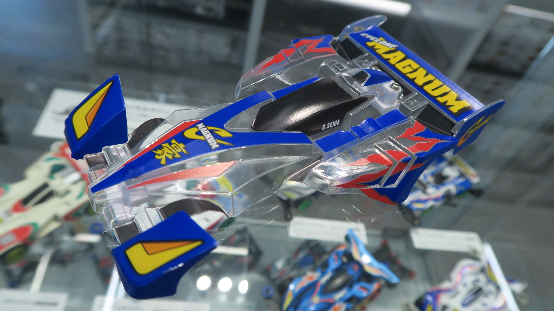 ポリカーボネート製の軽量ボディ