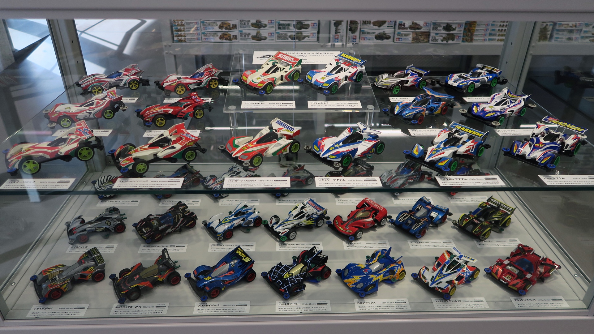 フルカウルミニ四駆たちが勢ぞろいした特別展示