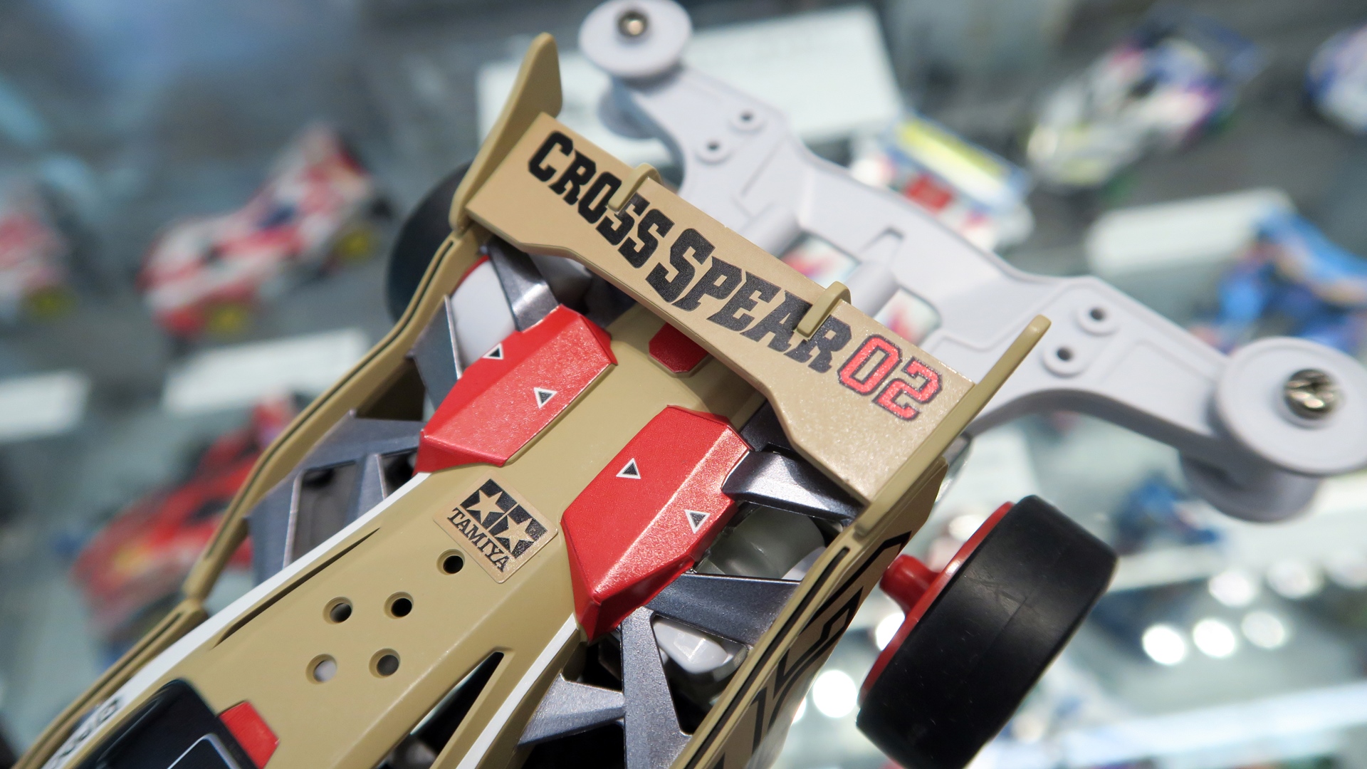 丸穴の肉抜きや、ベージュのカラーに本機の渋さをが込められている