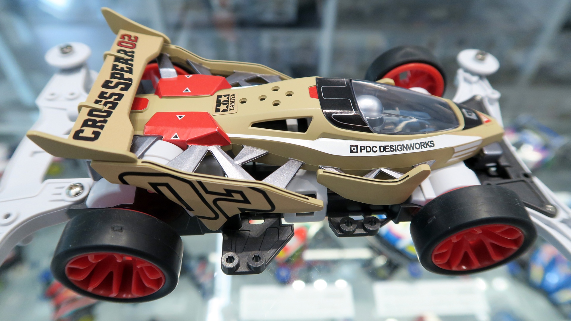 流線的な形や、ウィングと繋がるようにデザインされたフォルムから速さとかっこよさとの両方を感じることができる