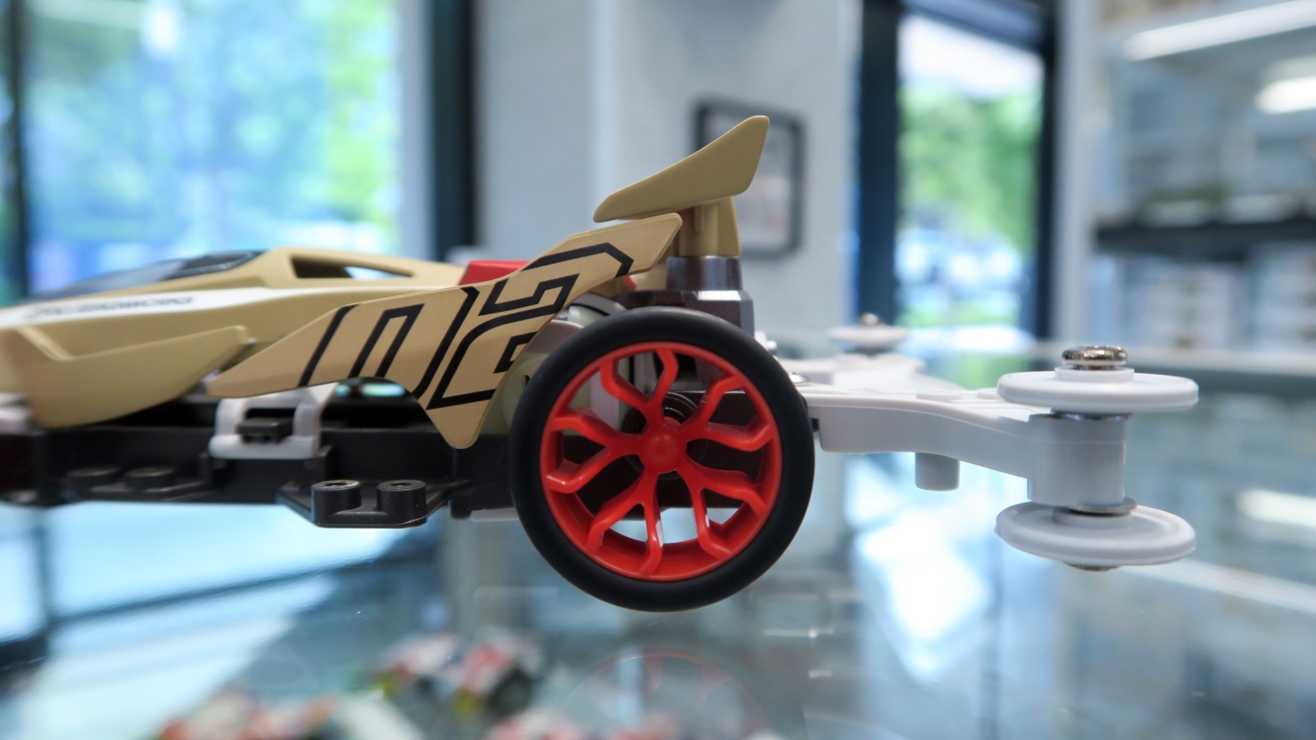 赤色のYスポークホイールにスーパーハード小径ローハイトタイヤホイールの組み合わせもまたかっこいい