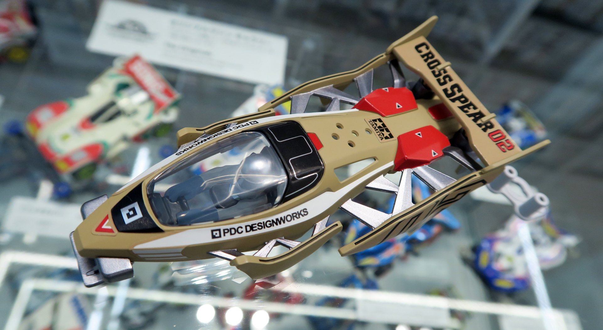 トラス構造(三角形の骨組み)をはじめ、ボディ各所に肉抜きが多く施されているのがわかる