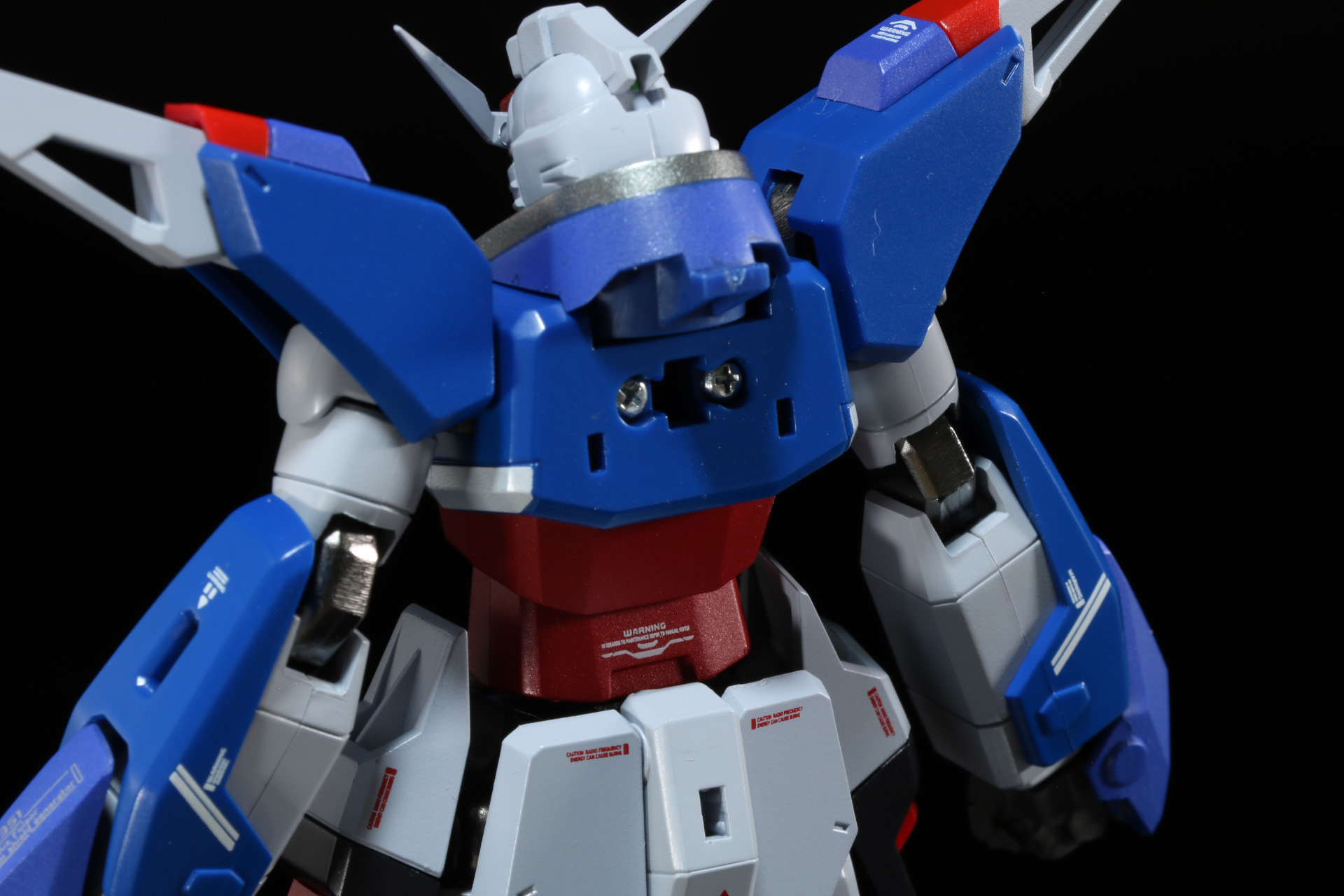 本体背面にバックパックを装着