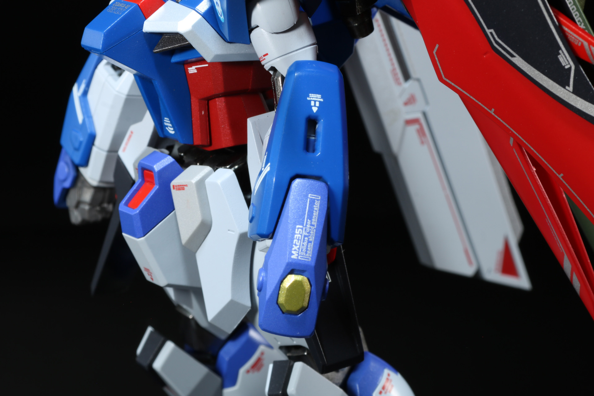 左腕部にシールドを装着