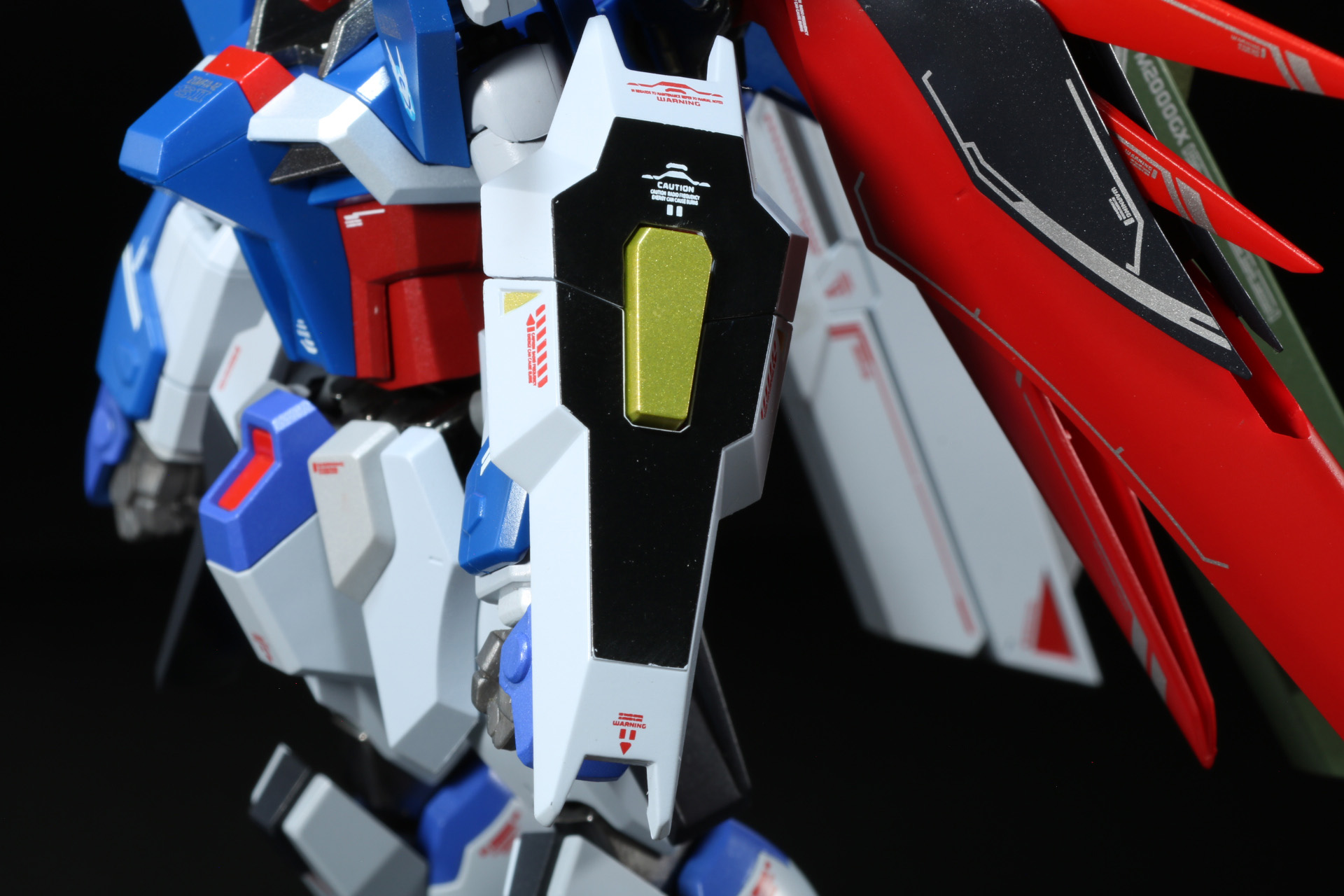 左腕部にシールドを装着