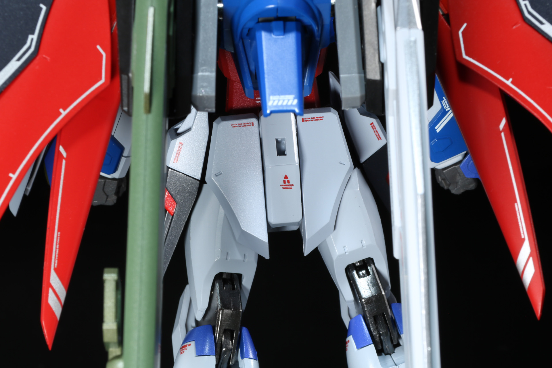 リア・スカートに「レールガン」をマウント可能。また「高エネルギービームライフル」もマウントできる