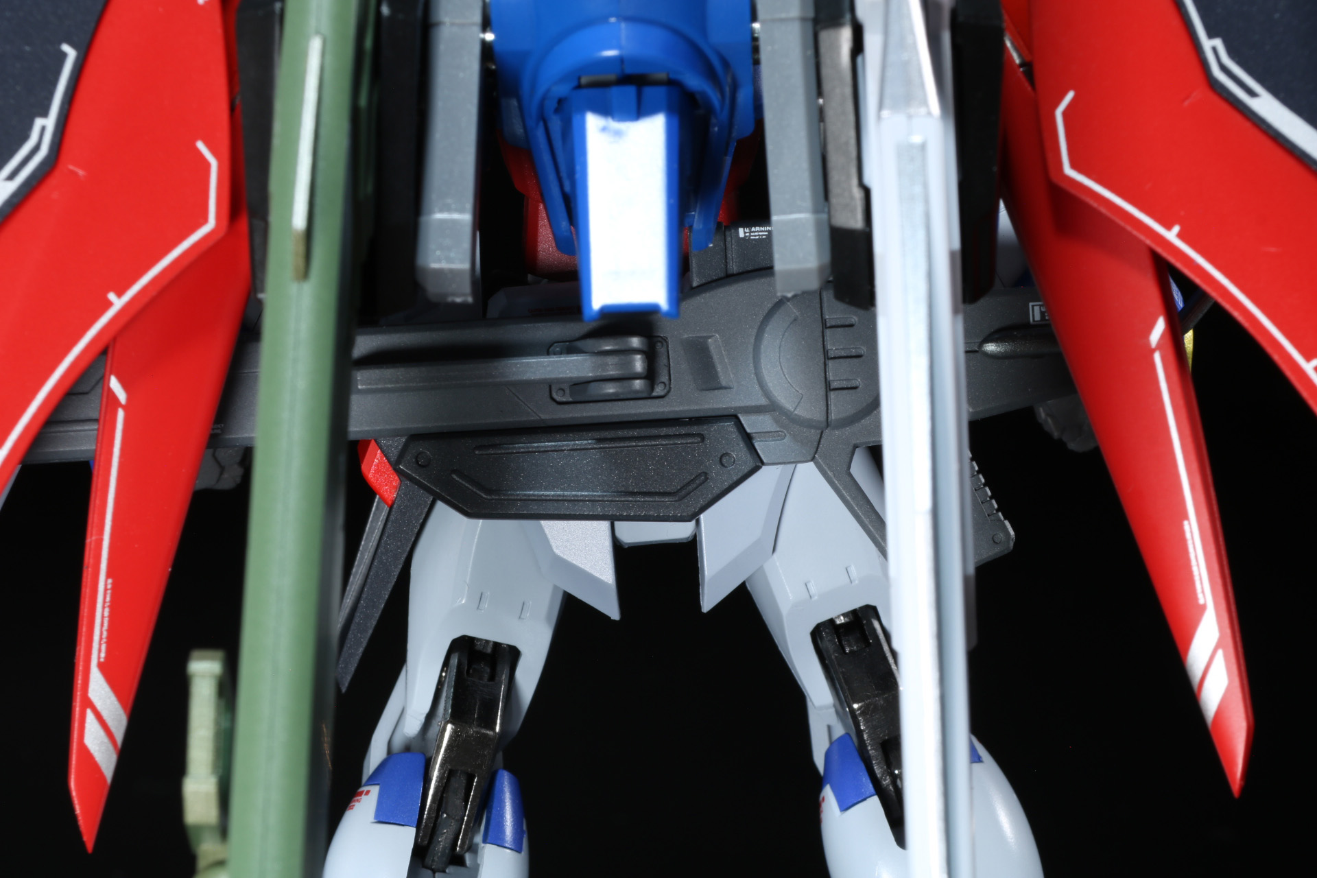 リア・スカートに「レールガン」をマウント可能。また「高エネルギービームライフル」もマウントできる